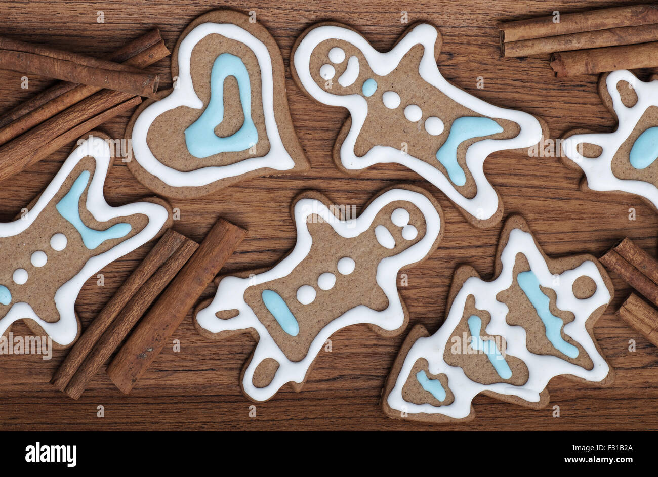 Vassoio di decorate gingerbread cookies con bastoncini di cannella shot dal di sopra Foto Stock
