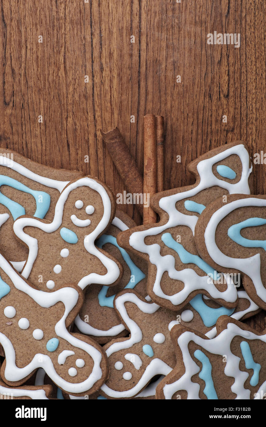 Vassoio di decorate gingerbread cookies con bastoncini di cannella su uno sfondo di legno Foto Stock