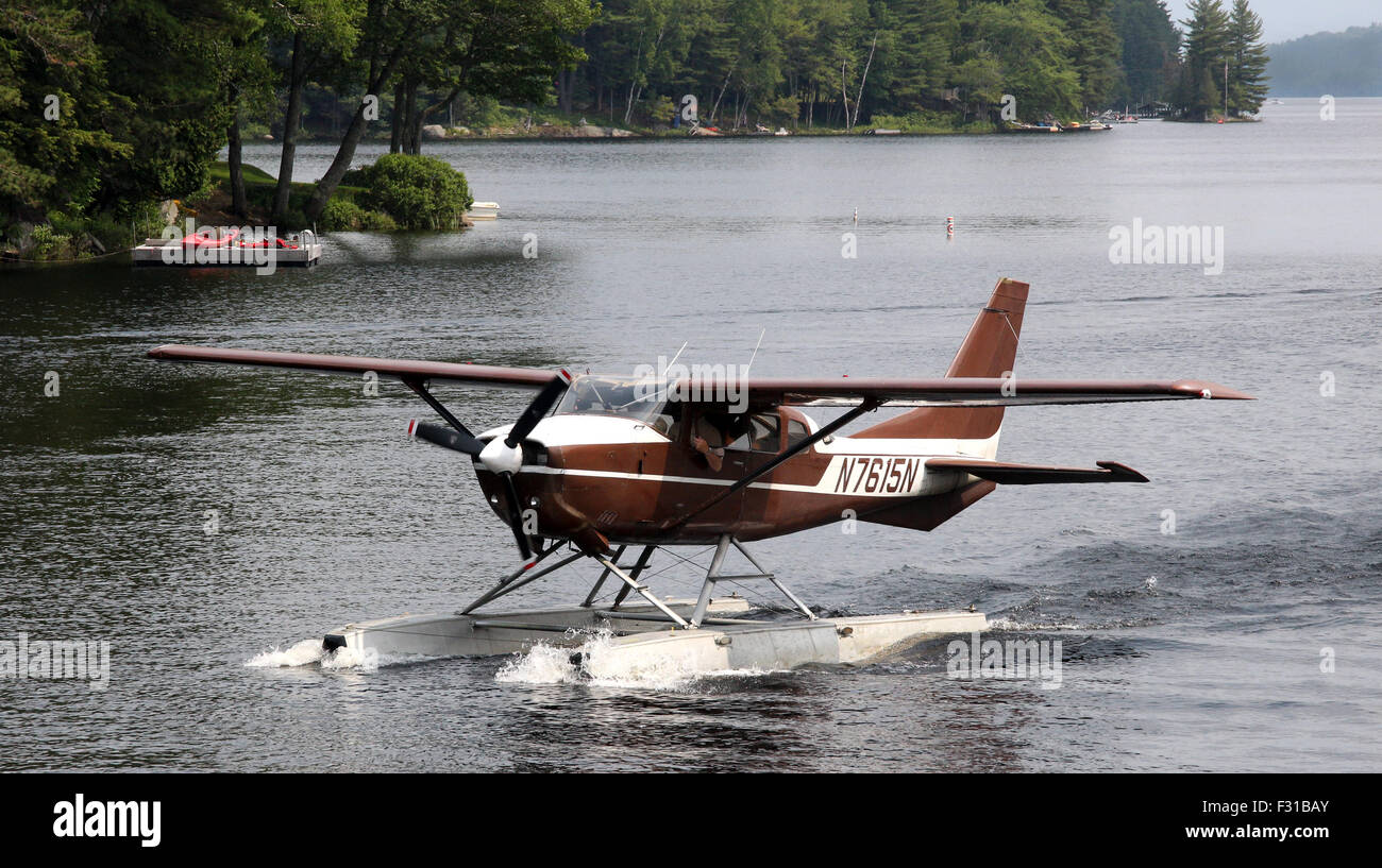 Cessna float plane pontoon idrovolante la tassazione sul lungo lago New York STATI UNITI D'AMERICA US America Adirondack State Park Adirondacks Foto Stock