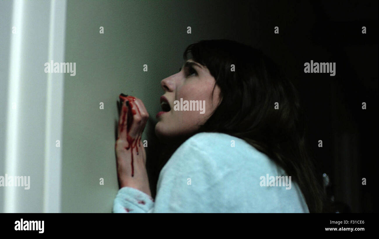 Febbraio è un 2015 American horror thriller film diretto e scritto da Oz Perkins. Il film stelle Emma Roberts, Lucy Boynton, Kiernan Shipka, James Remar e Lauren Holly. Questa fotografia è per il solo uso editoriale ed è il copyright del film company e/o il fotografo assegnato dal film o società di produzione e può essere riprodotto solo da pubblicazioni in congiunzione con la promozione del film di cui sopra. Un credito per il film company è richiesto. Il fotografo deve anche essere accreditato quando noto. Foto Stock