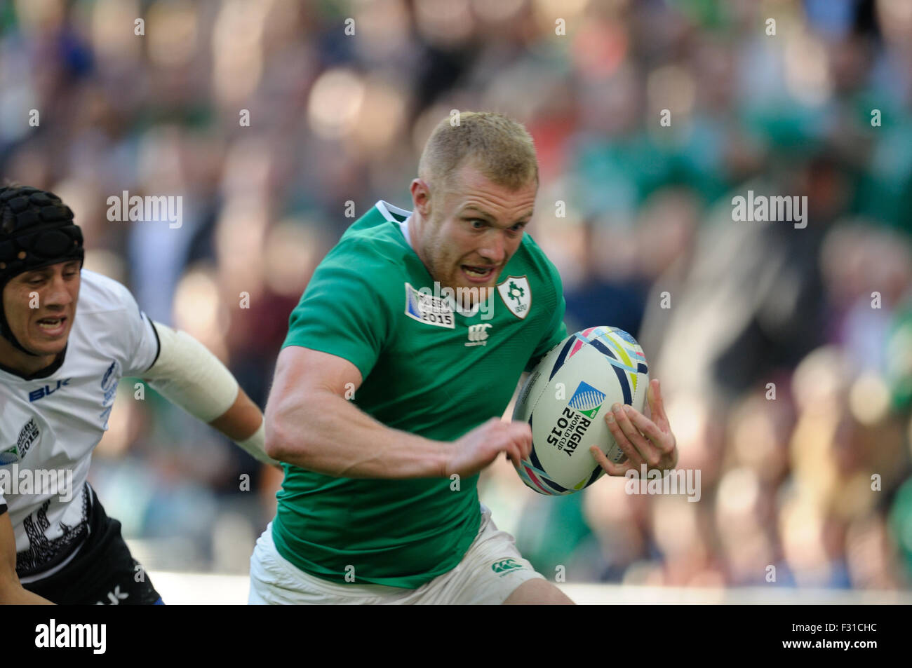 Keith Earls sul modo è il punteggio 1 dei suoi 2 trys dell'Irlanda e Romania Rugbyworld cup match a Wembley Foto Stock