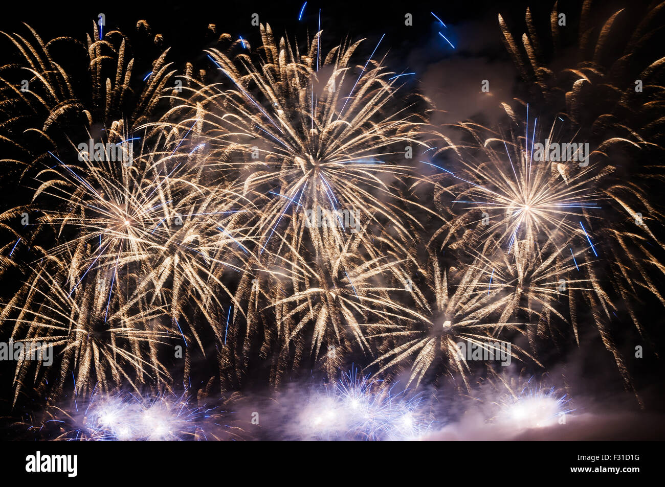 Bella coloratissimi fuochi d'artificio del cielo notturno Foto Stock