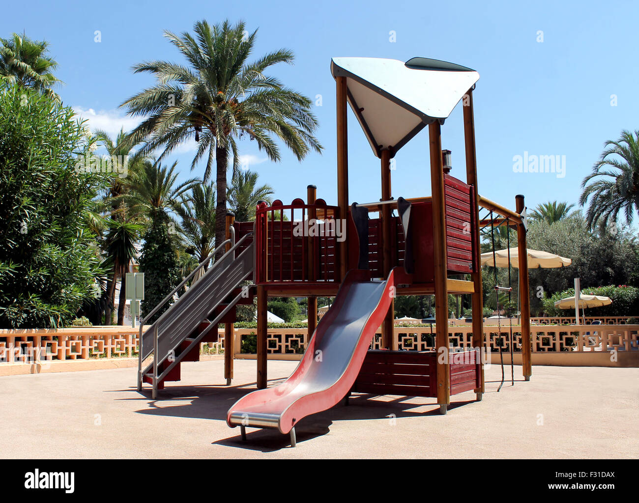Parco giochi scuola in un parco tropicale. Foto Stock
