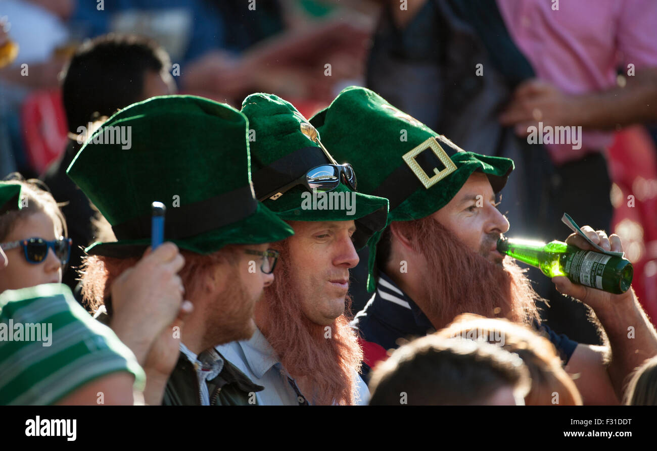 Lo stadio di Wembley, Londra, Regno Unito. 27 Settembre, 2015. Irlanda v Romania nel Pool D partita della Coppa del Mondo di Rugby 2015. Ventole irlandese in mezzo alla folla vestita come leprechauns. Credito: sportsimages/Alamy Live News Foto Stock