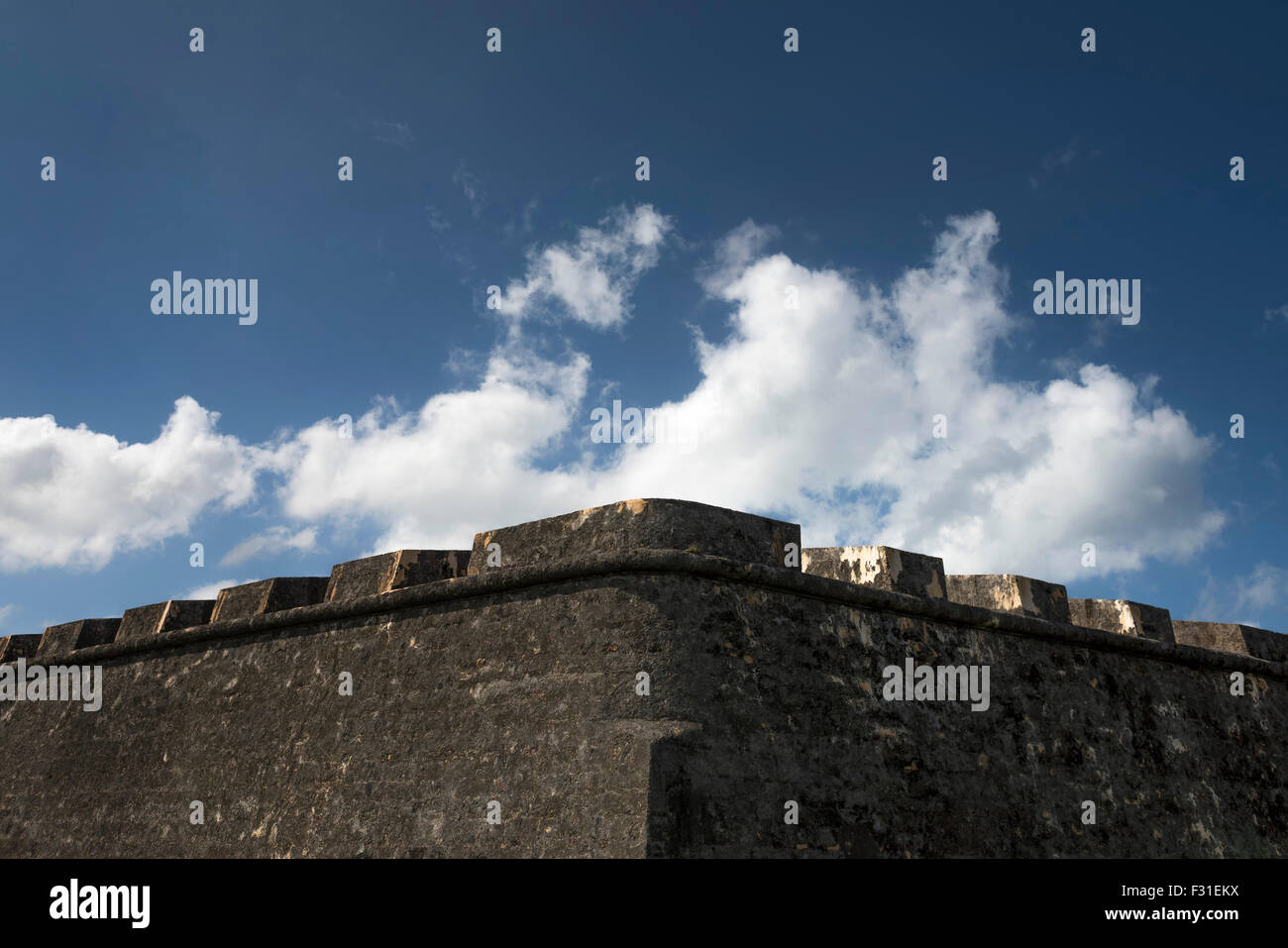 Forte castello medievale impenetrabile muro contro attacco nemico Foto Stock
