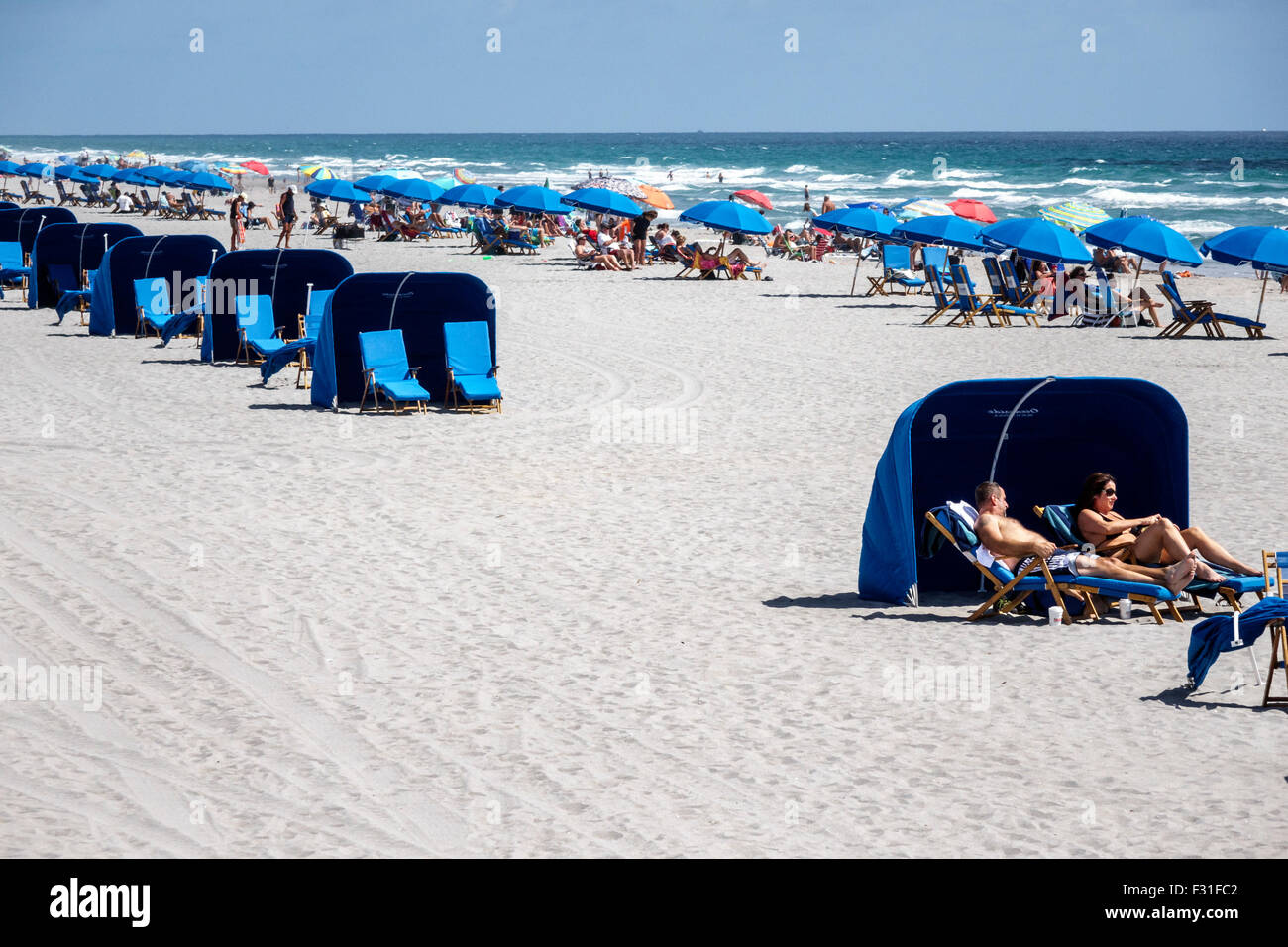 Palm Beach Florida, Manalapan, pubblico, Oceano Atlantico, palme, noleggio capanne, ombrelloni, sabbia, FL150415005 Foto Stock