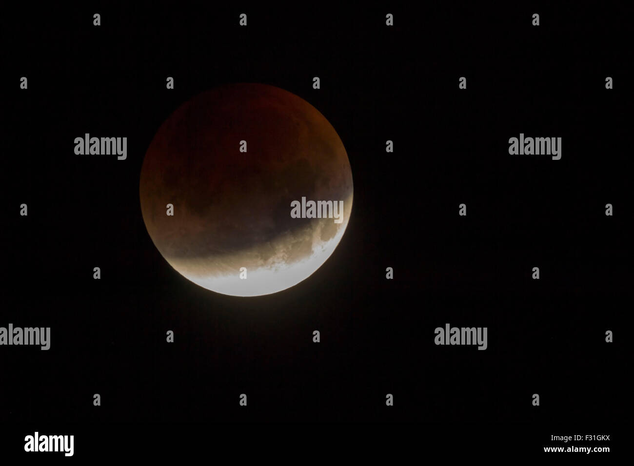 Lunar Eclipse. Northampton, Regno Unito Il 28 settembre 2015. Per la prima volta in più di trenta anni, un raro spettacolo di un rosso supermoon in combinazione con un'ECLISSE LUNARE - una combinazione che non è stato visto dal 1982 nel Regno Unito e non accadrà di nuovo fino al 2033 era visto nelle prime ore di questa mattina. Credito: Keith J Smith./Alamy Live News Foto Stock