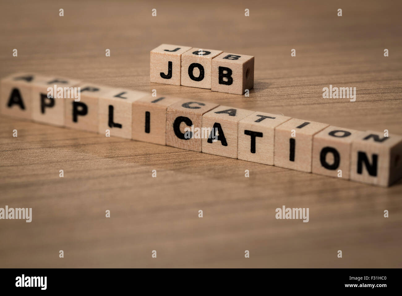 Domanda di lavoro scritto in cubi di legno su una scrivania Foto Stock