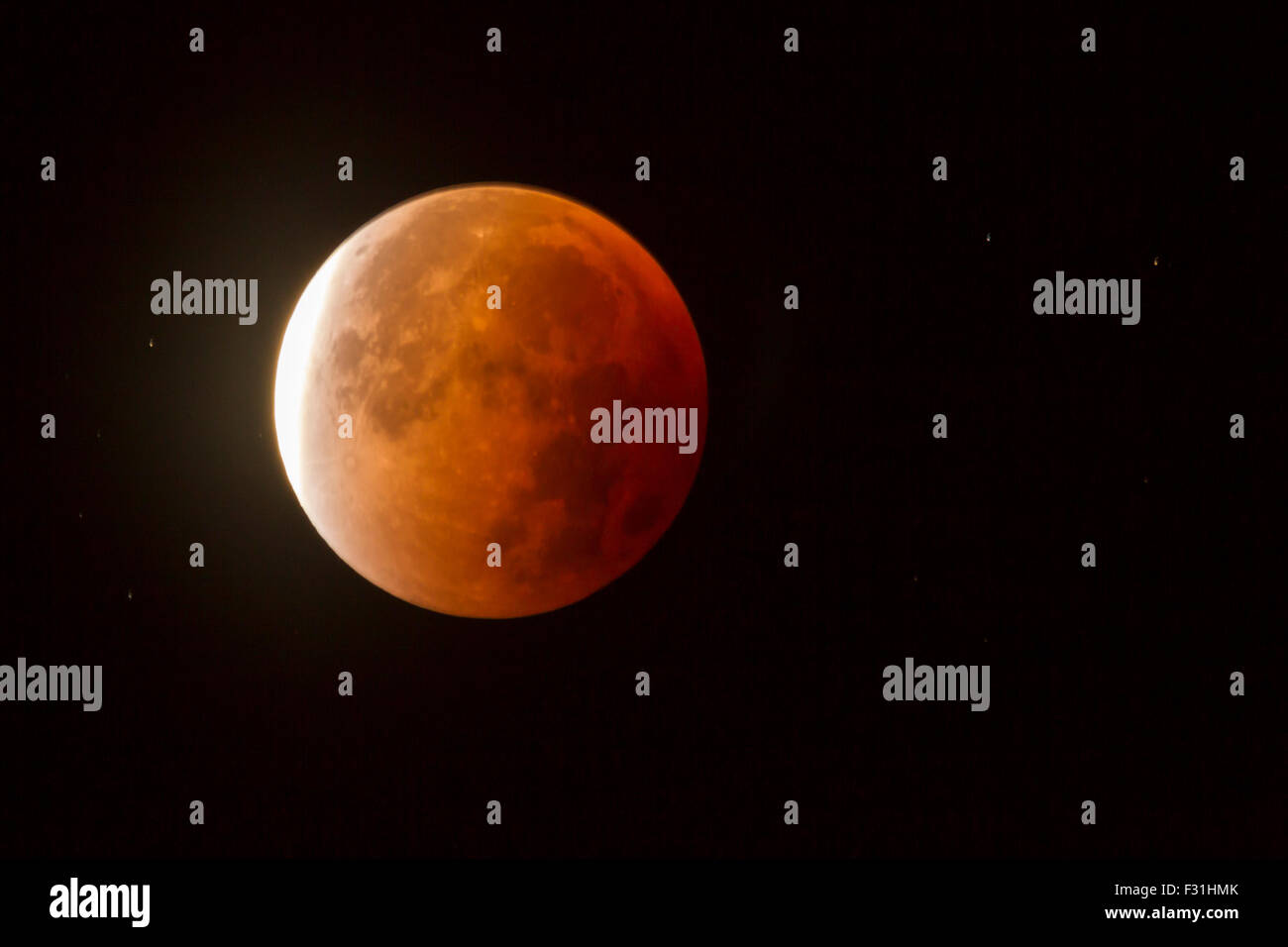 Lunar Eclipse. Northampton, Regno Unito Il 28 settembre 2015. Le masse ombra inizia a spostarsi e lasciare la luna, in U.K. Visto 0435 questa mattina. Credito: Keith J Smith./Alamy Live News Foto Stock