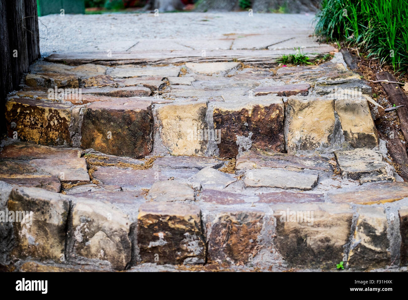 Passi fatti di pietra nativa in un parco plublic nella città di Oklahoma, Oklahoma, Stati Uniti d'America. Foto Stock