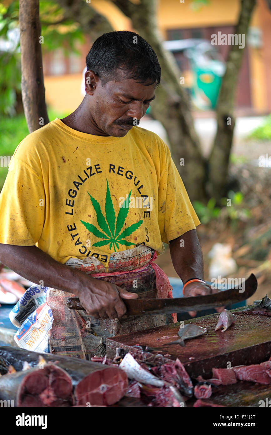 Butcher al mercato del pesce di Galle, Sri Lanka Foto Stock