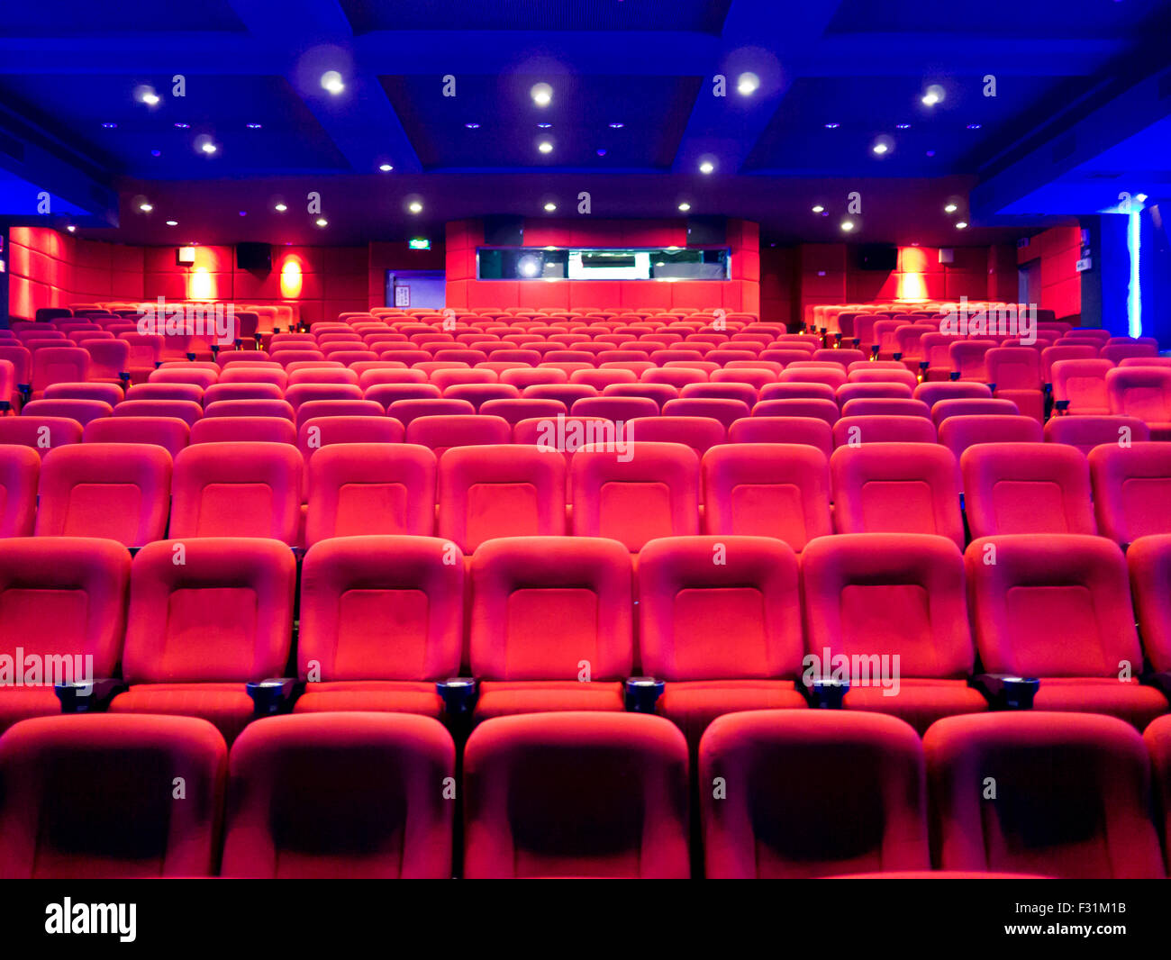 Sedi di rosso di sala cinema dopo il filmato Foto Stock