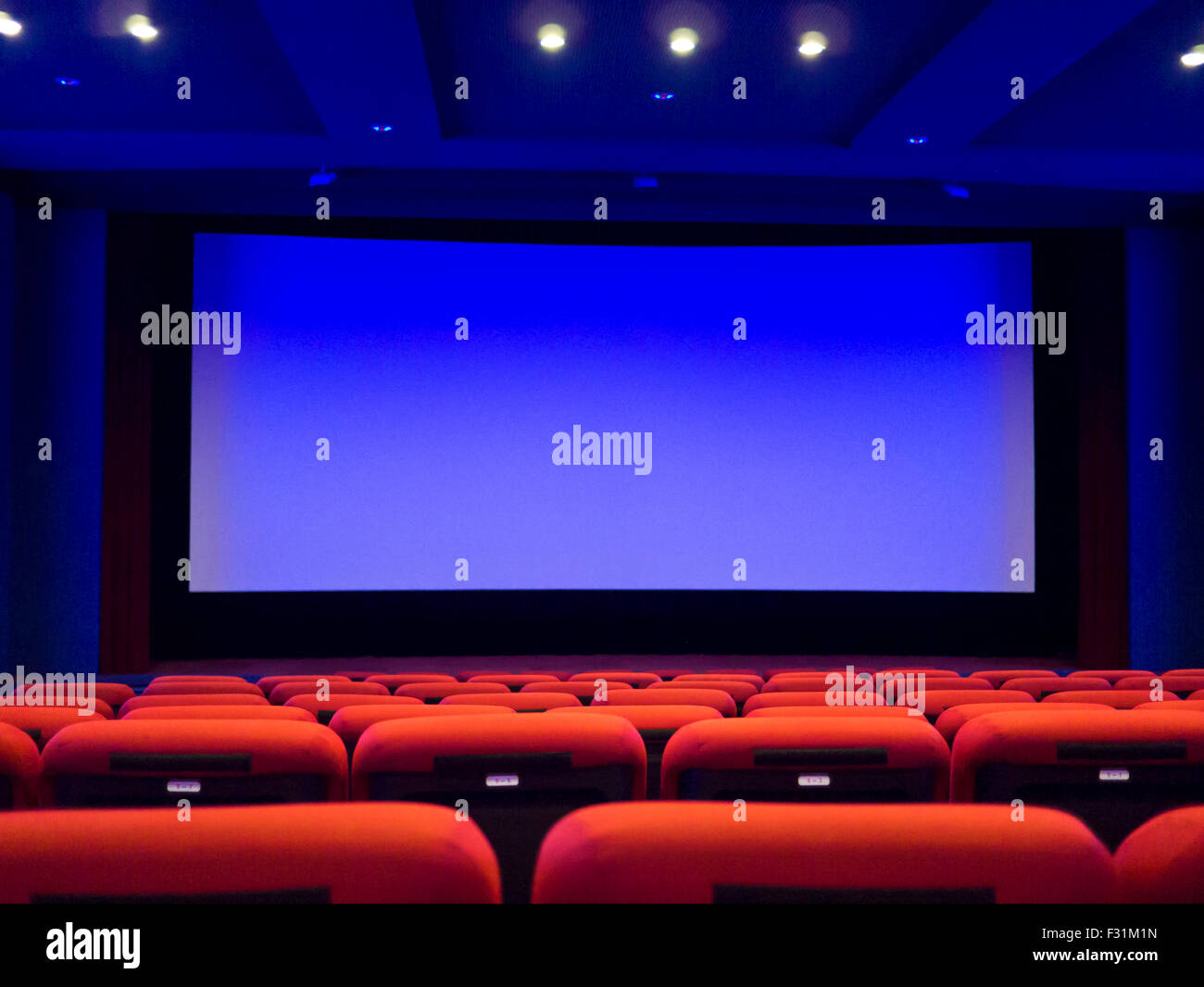 Svuotare il cinema auditorium. Schermo di proiezione è pronto per l'aggiunta di una foto Foto Stock