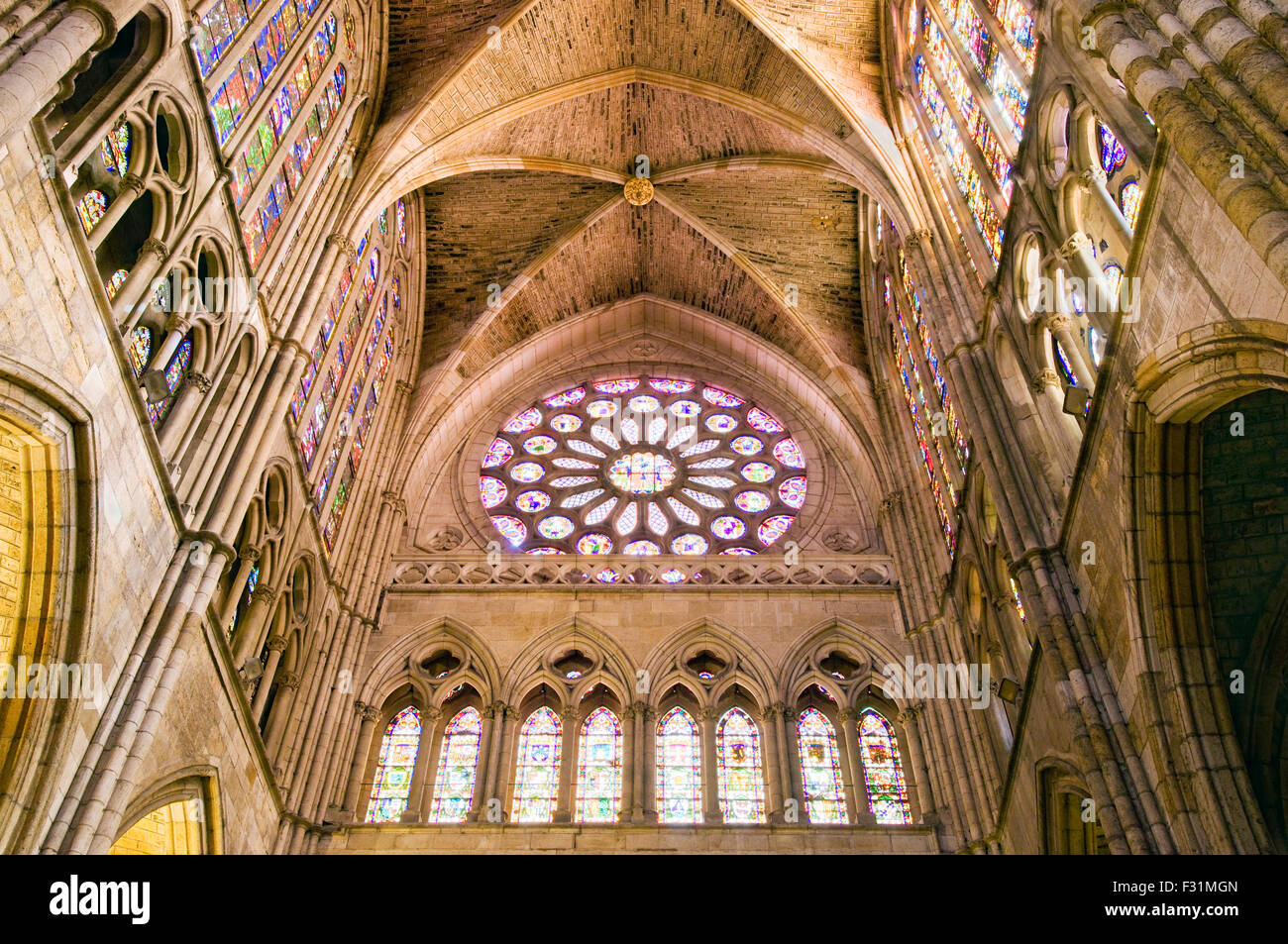 Il famoso interni e vetrate della Cattedrale di León in Spagna Foto Stock