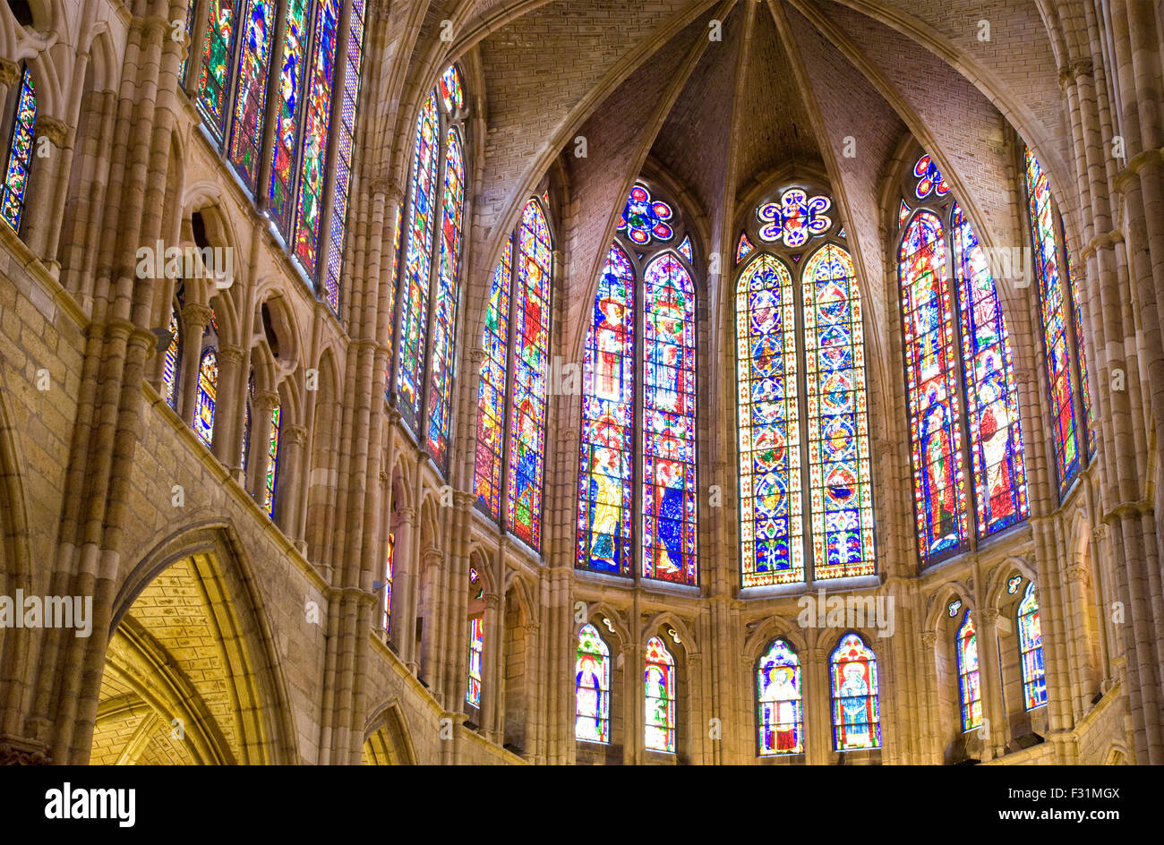 Il famoso interni e vetrate della Cattedrale di León in Spagna Foto Stock