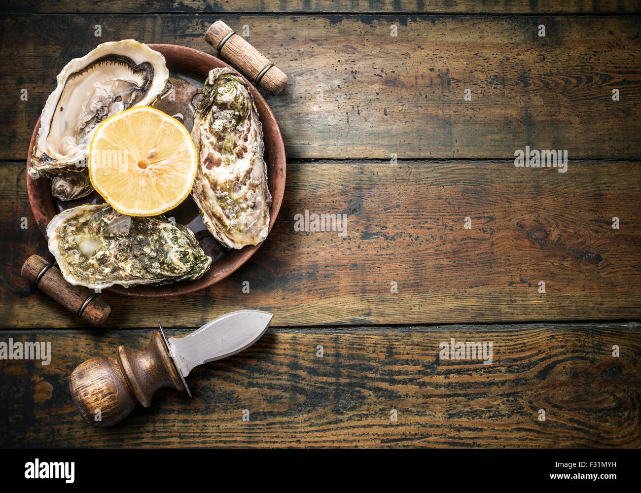 Materie ostriche sul vecchio tavolo in legno. Foto Stock