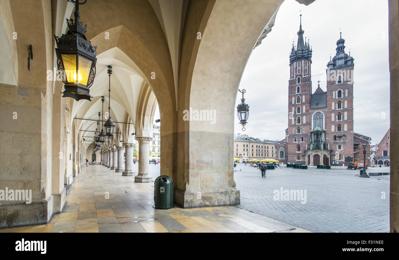 Il panno Hall e Santa Maria Basilica di Cracovia. Foto Stock