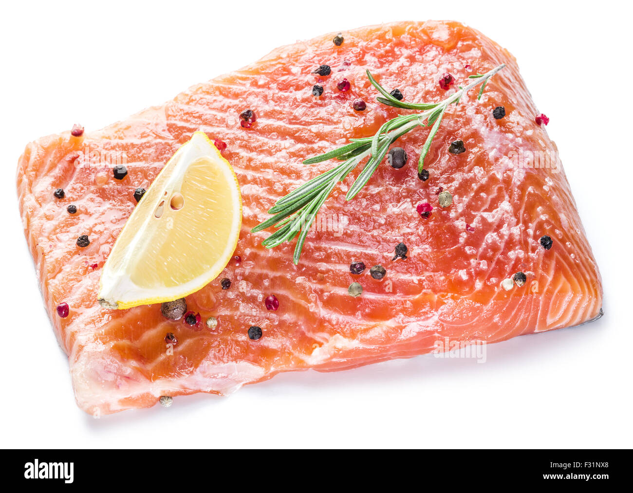Salate il filetto di salmone su uno sfondo bianco. Il processo di cottura. Foto Stock