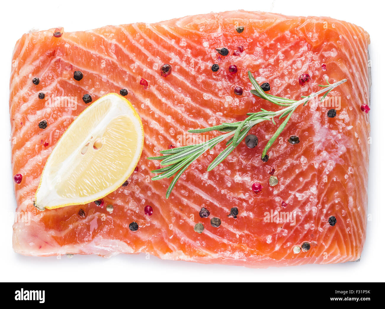 Salate il filetto di salmone su uno sfondo bianco. Il processo di cottura. Foto Stock