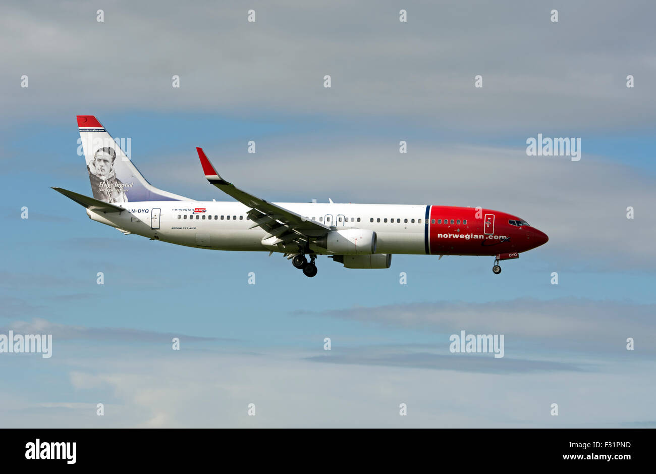 Norwegian Air Shuttle Boeing 737-800 (LN-DYQ) in atterraggio all'Aeroporto di Birmingham, Regno Unito Foto Stock