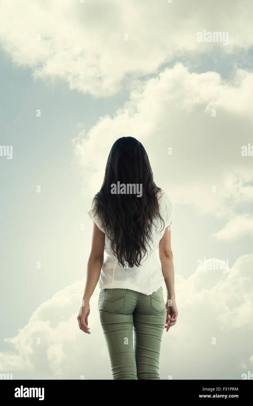 Vista posteriore di un sottile donna in piedi contro il cielo Foto Stock