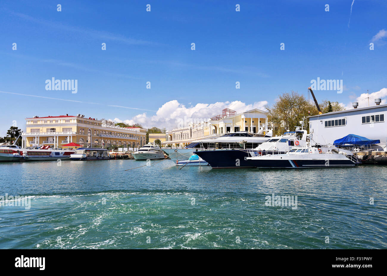 Yacht, barche e altri passeggeri navi marine ancorato al mare berth Foto Stock