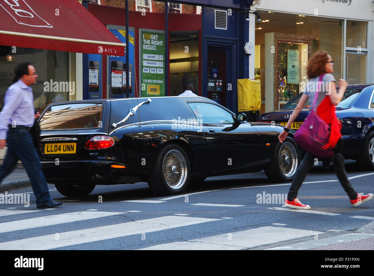 Jonathan Ross e Jane Goldman la Jaguar XK8 funebre in Hampstead, London Regno Unito Foto Stock