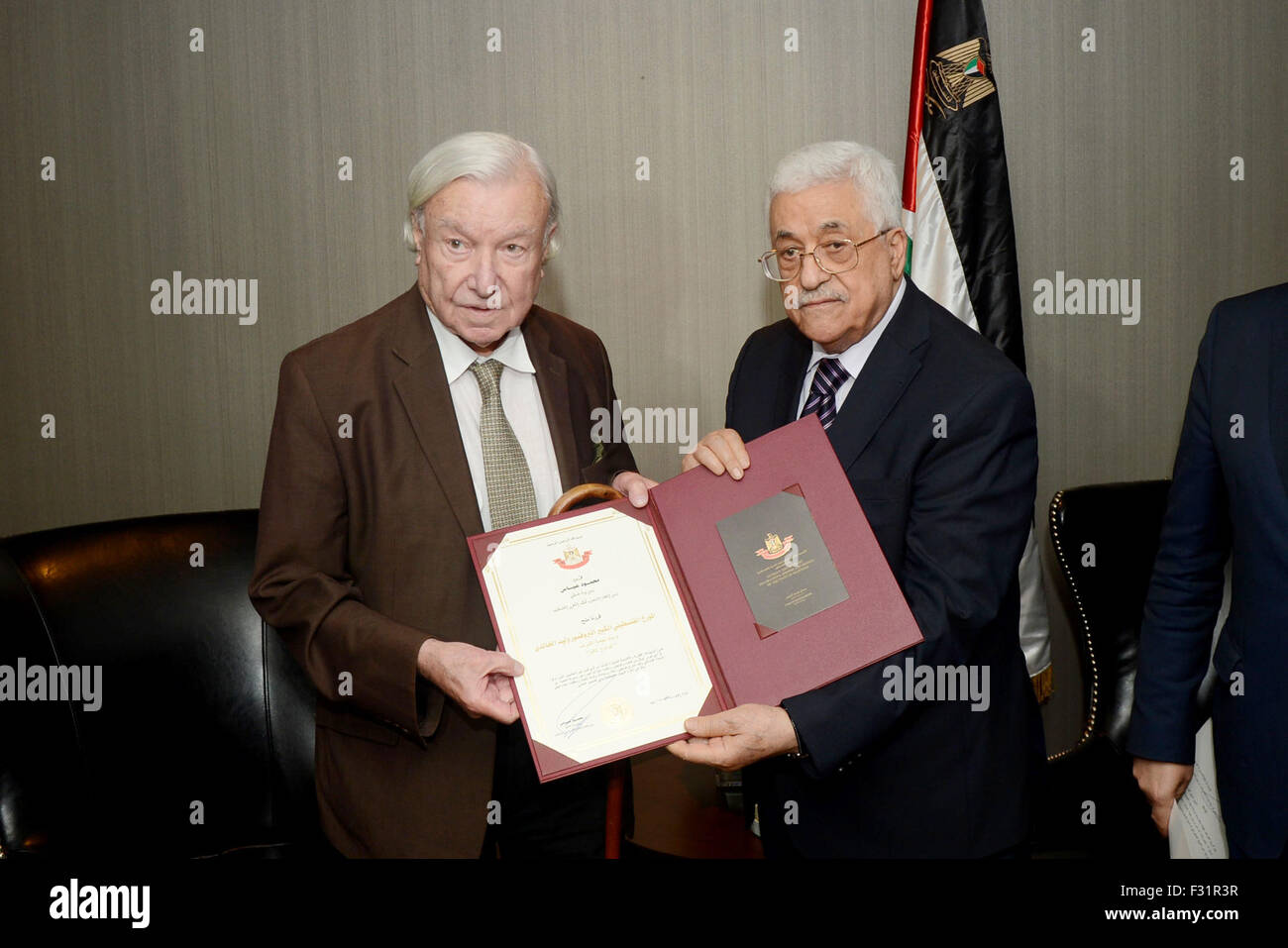 New York, New York, Stati Uniti d'America. Il 27 settembre, 2015. Il Presidente Palestinese, Mahmoud Abbas (Abu Mazen) conferisce al presidente, dell'historian Palestinese Walid Khalidi Medal of Honor star, in New York, Sett. 27, 2015 © Thaer Ganaim APA/images/ZUMA filo/Alamy Live News Foto Stock