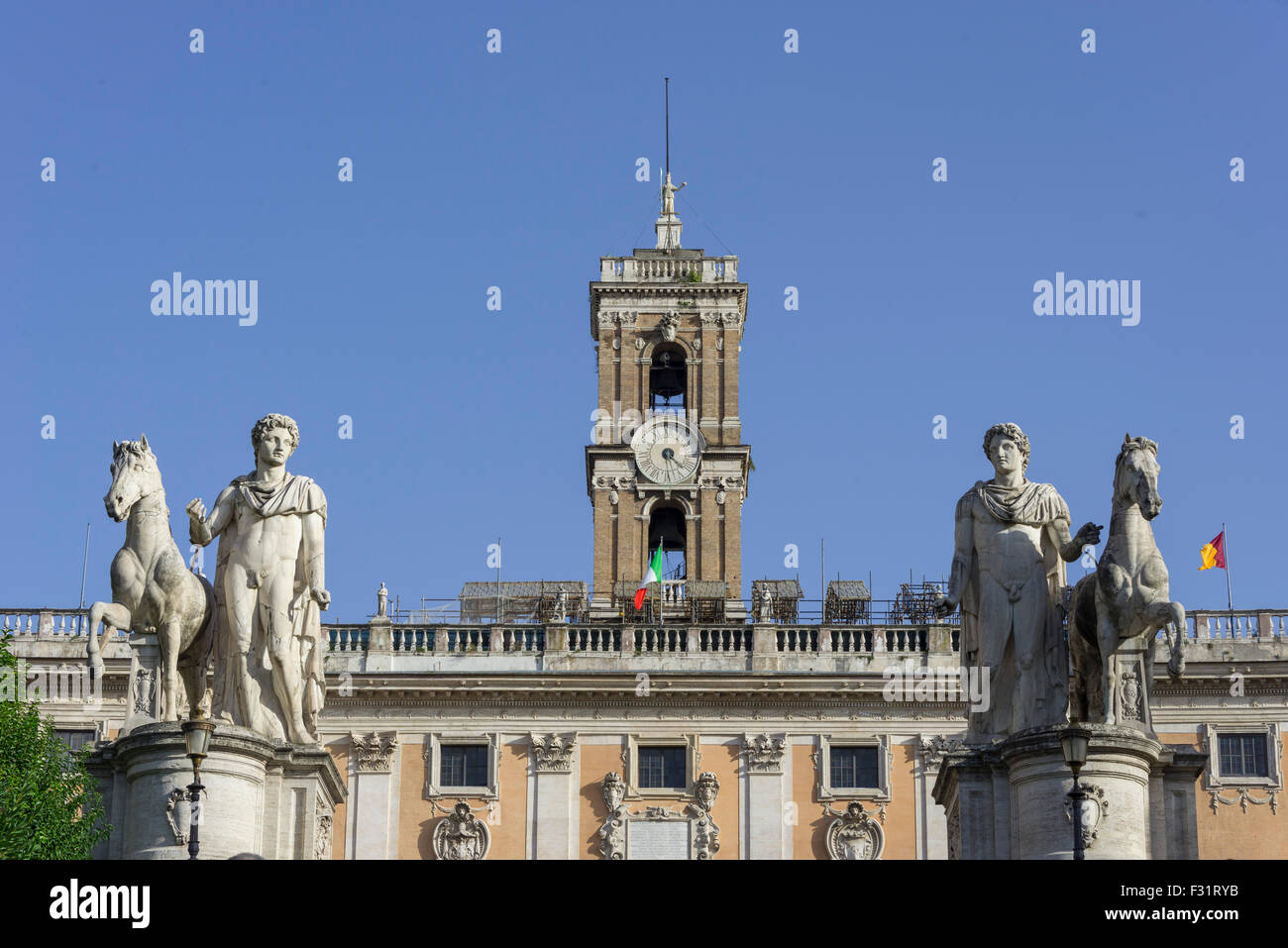 Statue equestri, Castore e Polluce, Palazzo Senatoriale dietro, Capitol, Roma, lazio, Italy Foto Stock