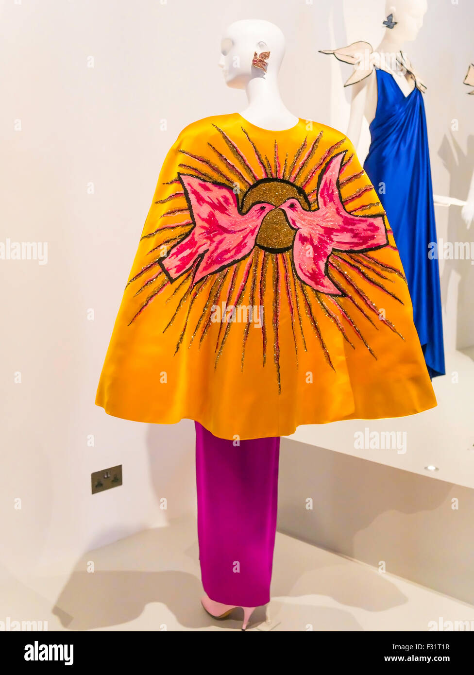 Serata Ensemble omaggio a Georges Braque 1988 di Yves San Laurent Style è eterna in mostra al Museo Bowes 2015 Foto Stock