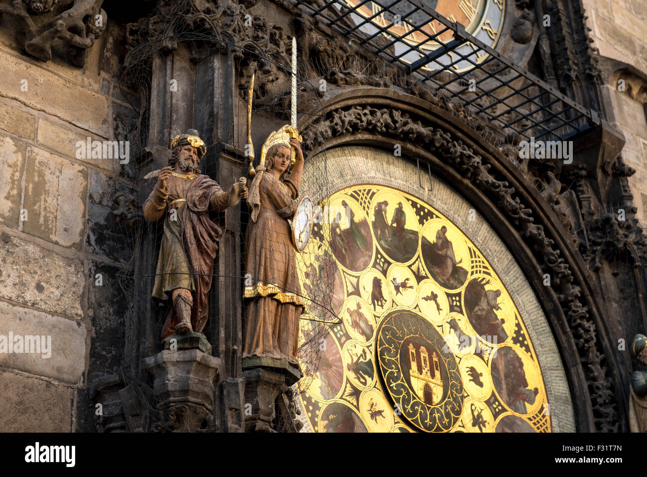 L'Orologio Astronomico di Praga (Prague Orloj) - sulla parete del Municipio della Città Vecchia in Piazza della Città Vecchia di Praga, Repubblica Ceca Foto Stock