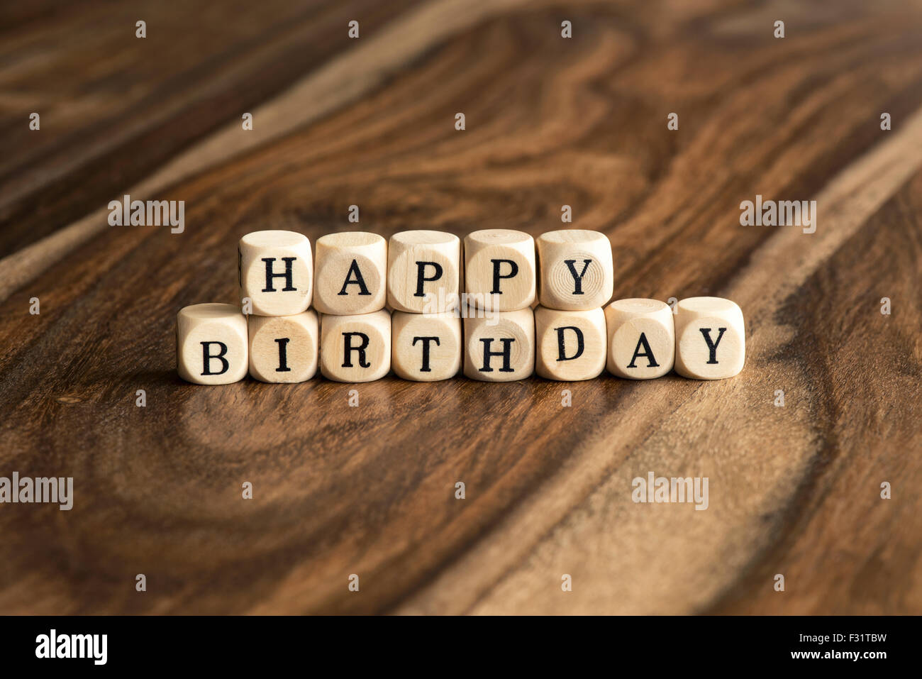Buon compleanno parola sfondo su blocchi di legno Foto Stock