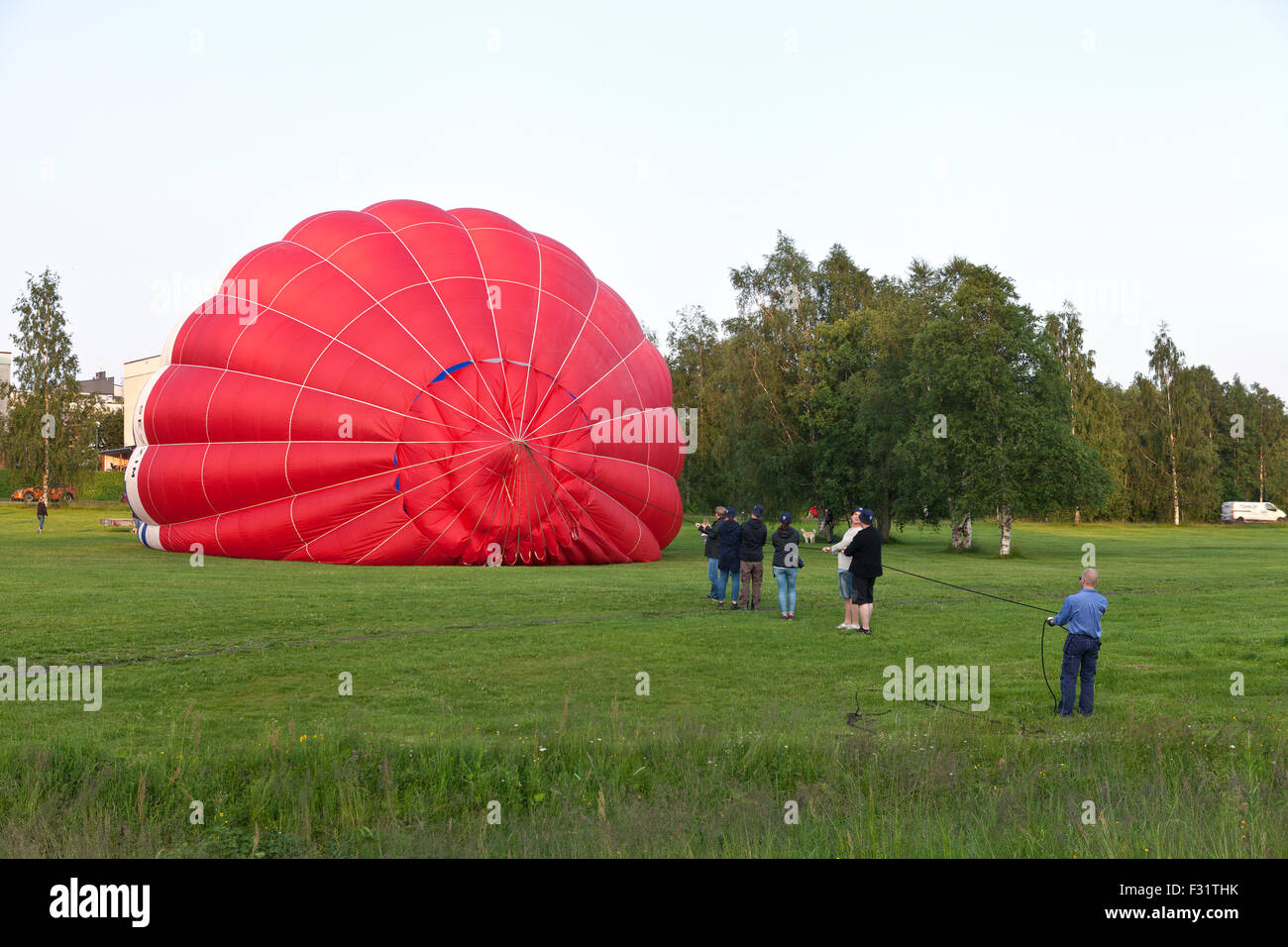 UMEA, SVEZIA IL 12 LUGLIO 2015. Preparazione e un lift-off da un prato. Alcune persone guarda caso in un parco. Uso editoriale. Foto Stock