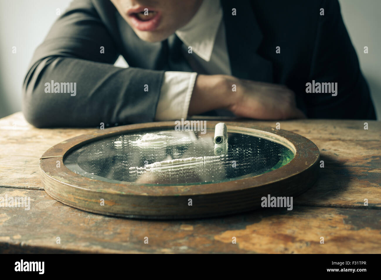 Giovane imprenditore è senso di malessere dopo aver fatto la cocaina Foto Stock