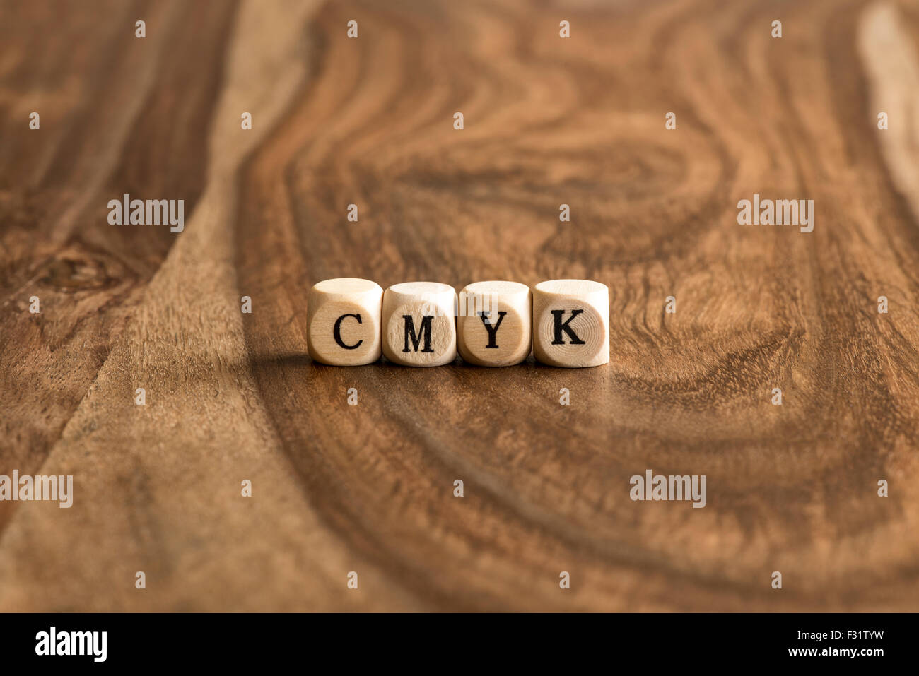 CMYK sullo sfondo di parola su blocchi di legno Foto Stock