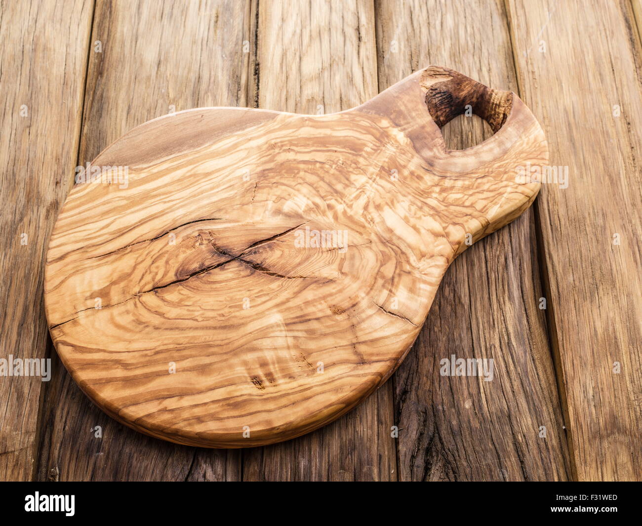 Tagliere sul tavolo di legno. Foto Stock