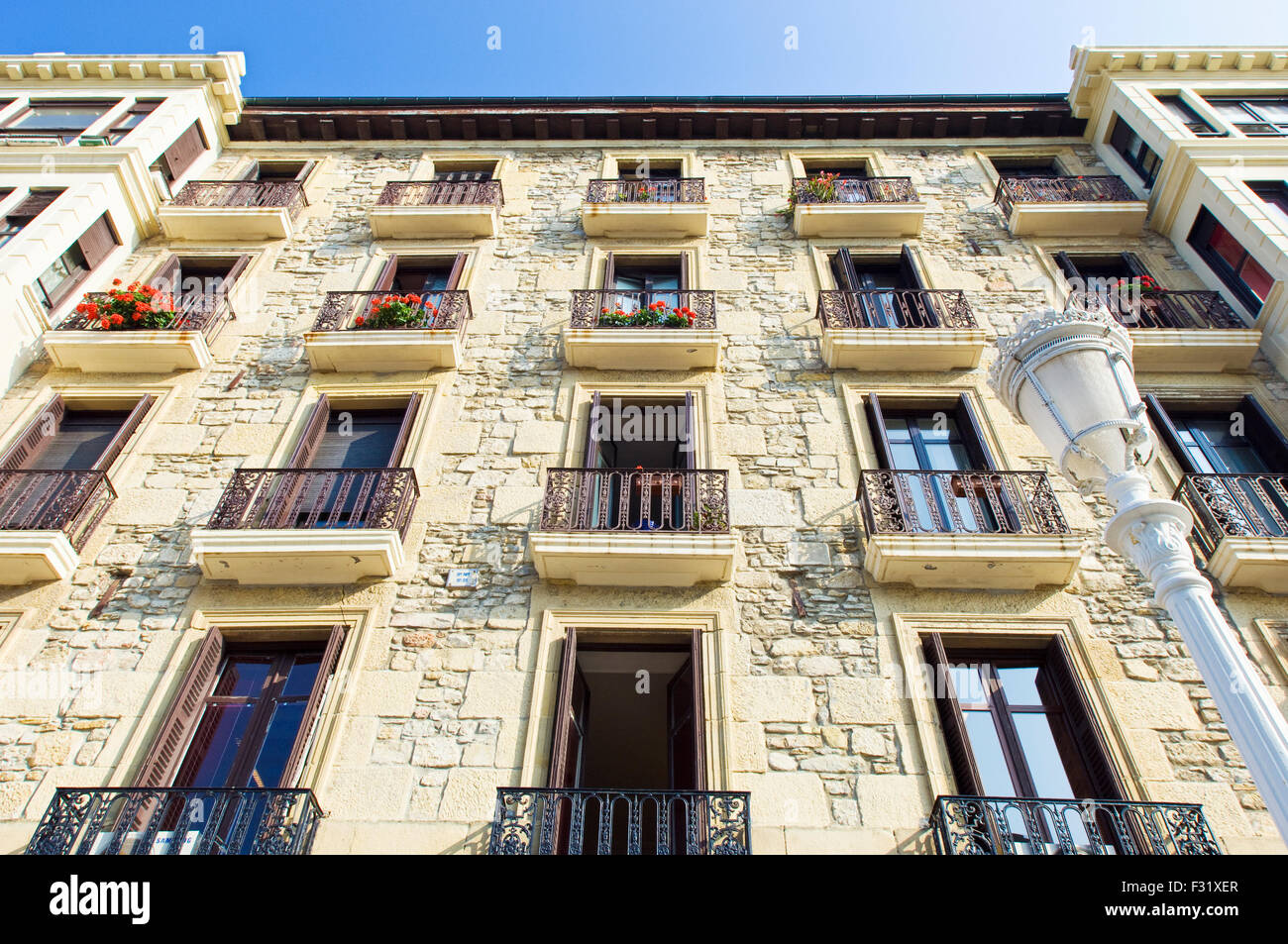 Appartamento condominio e dettagli sul Boulevard Zumardia, Parte Vieja, antico quartiere di San Sebastian, Spagna Foto Stock