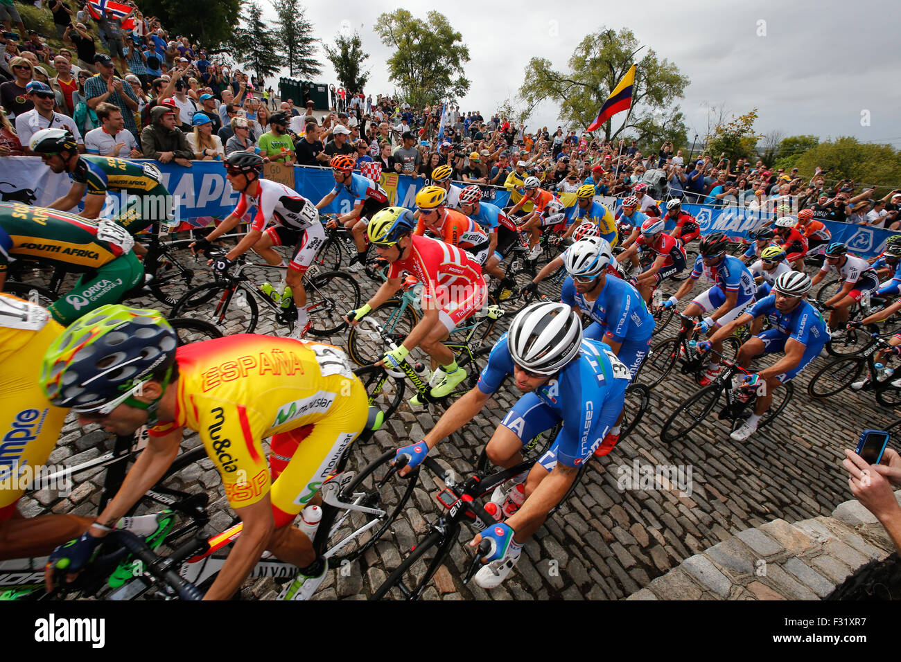 Richmond, Virginia, 27 sett., 2015. piloti ascend libby hill durante gli uomini elite gara presso la strada uci mondiali di ciclismo in Richmond, Virginia. funzionari stimano che l'10-giorni di racing ha attirato 650.000 spettatori per le strade di Richmond. Foto Stock