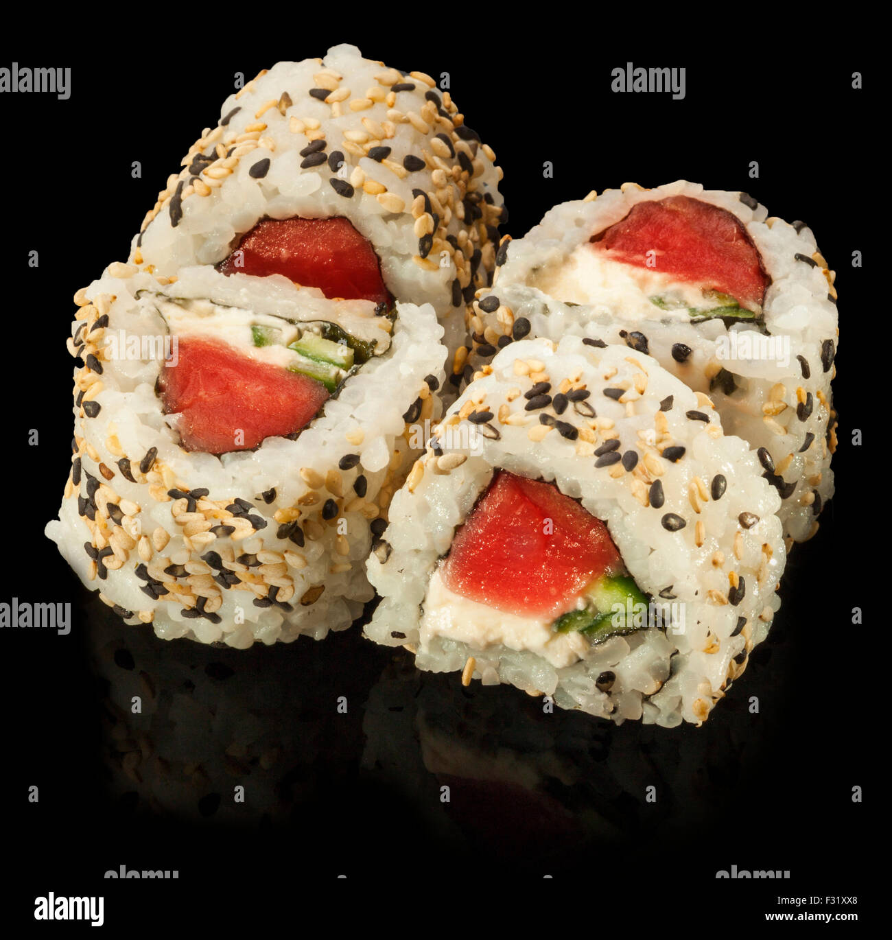 Fresche fatte I sushi giapponesi Le bobine con tonno, avocado e crema di formaggio Foto Stock