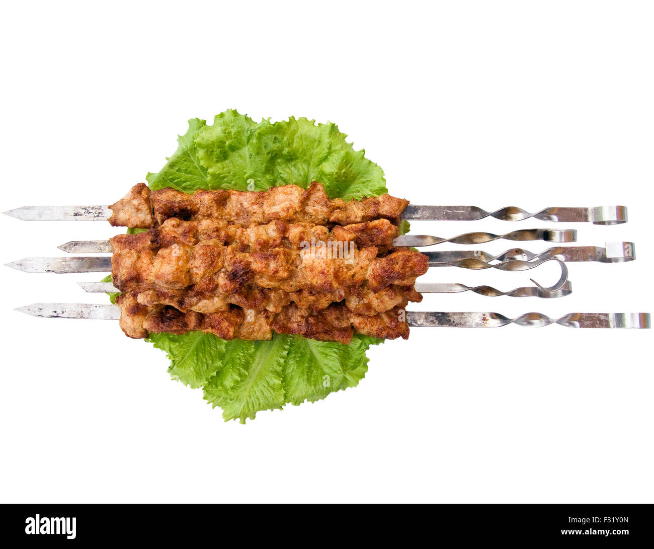 Il shish kebab su spiedini e greengrocery isolati su sfondo bianco Foto Stock