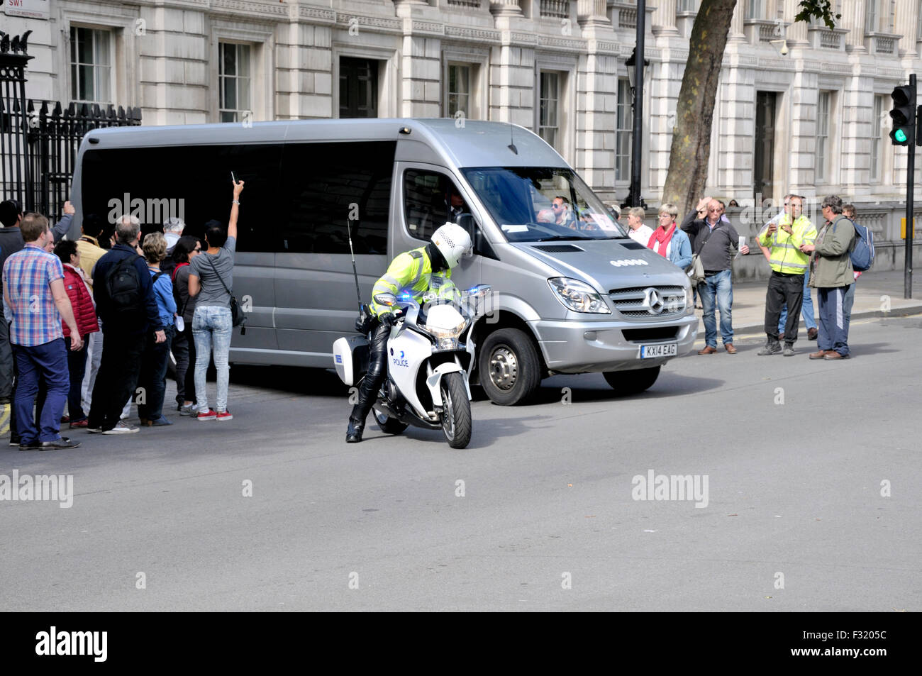 Londra, Inghilterra, Regno Unito. La polizia speciale gruppo di Escort presso l'entrata di Downing Street per scortare un veicolo Foto Stock