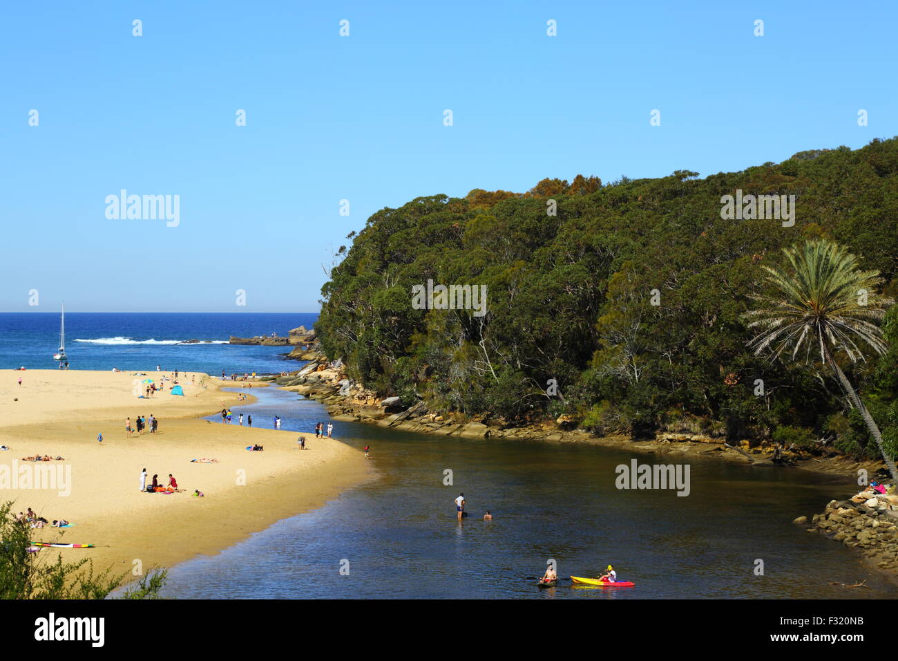 Numerose le persone che si godono la Wattamolla laguna e la spiaggia del Nuovo Galles del Sud costa a sud di Sydney, nel Royal National Park. Foto Stock