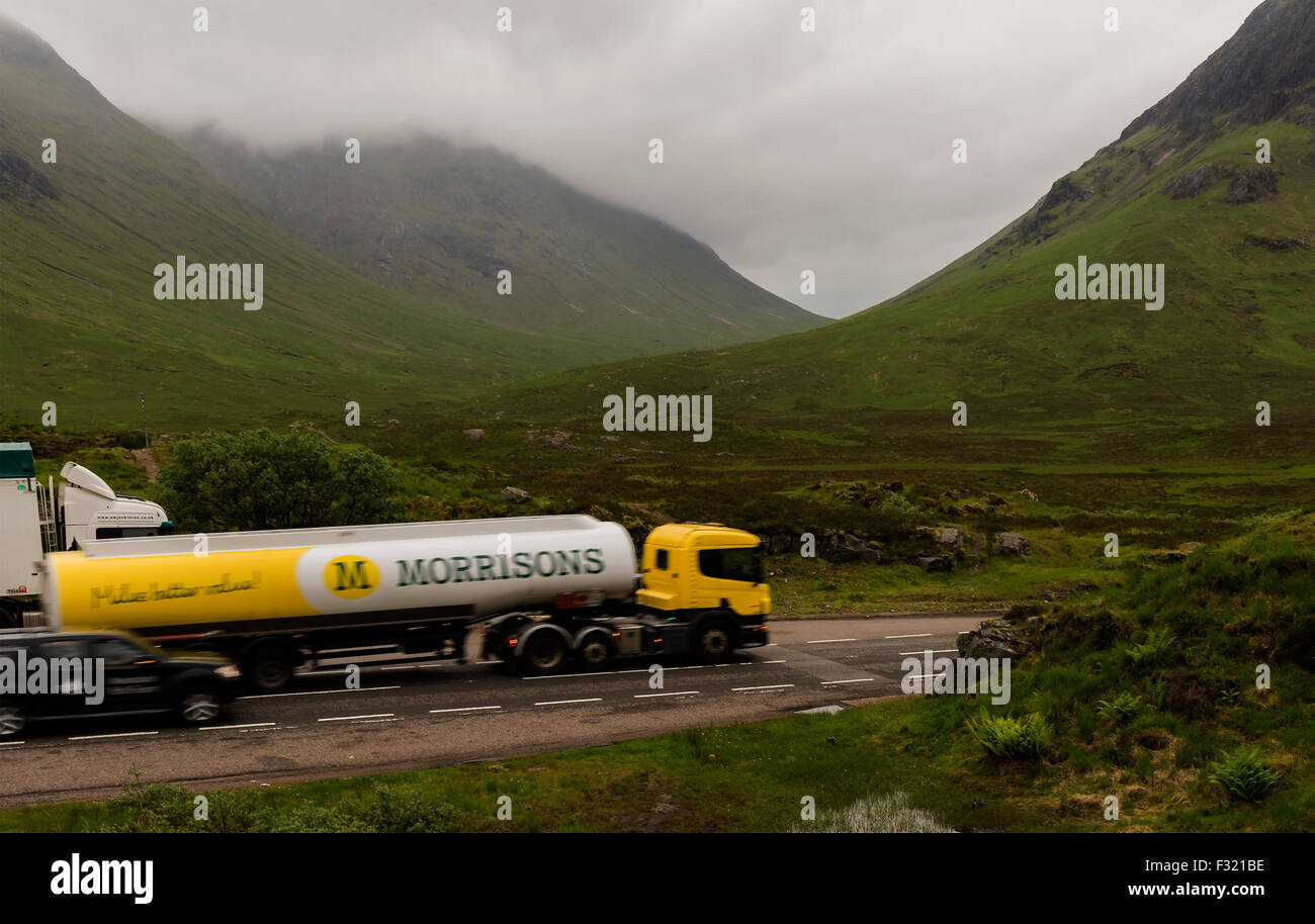 Morrison è fornire il carburante al remoto delle stazioni di servizio in. Questo tanker sta viaggiando attraverso Glencoe, nelle Highlands Scozzesi. Foto Stock