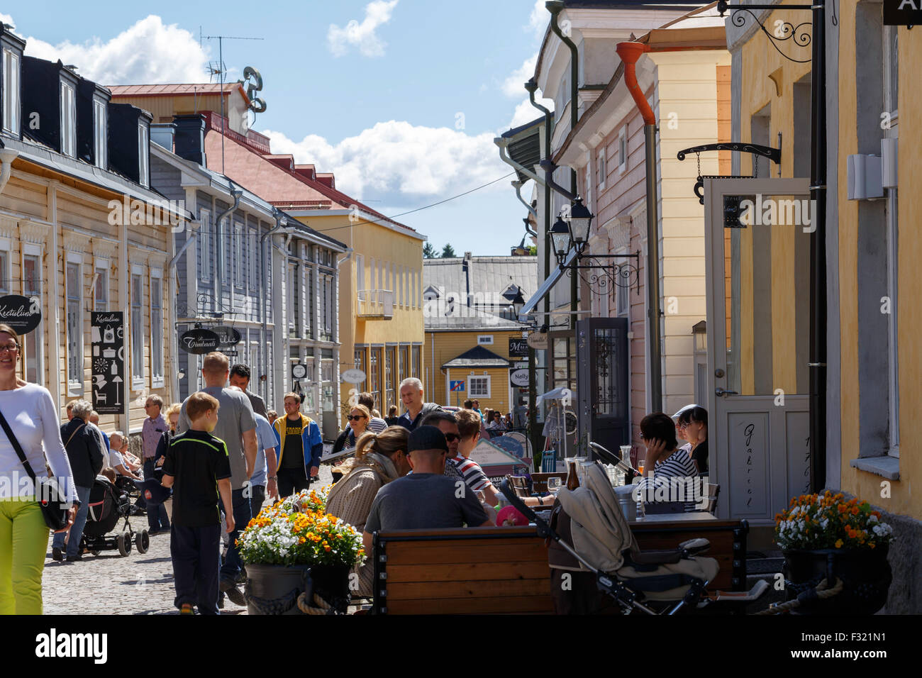 Città di Porvoo pittoresca strada con i negozi di caffè, negozi d'arte e viaggiatori provenienti da tutto il mondo. Foto Stock