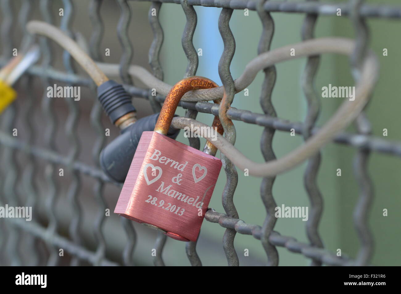 Colonia, Germania - 25 settembre 2015 - Serrature con messaggi di amanti sul ponte di Hohenzollern come un simbolo di amore eterno Foto Stock