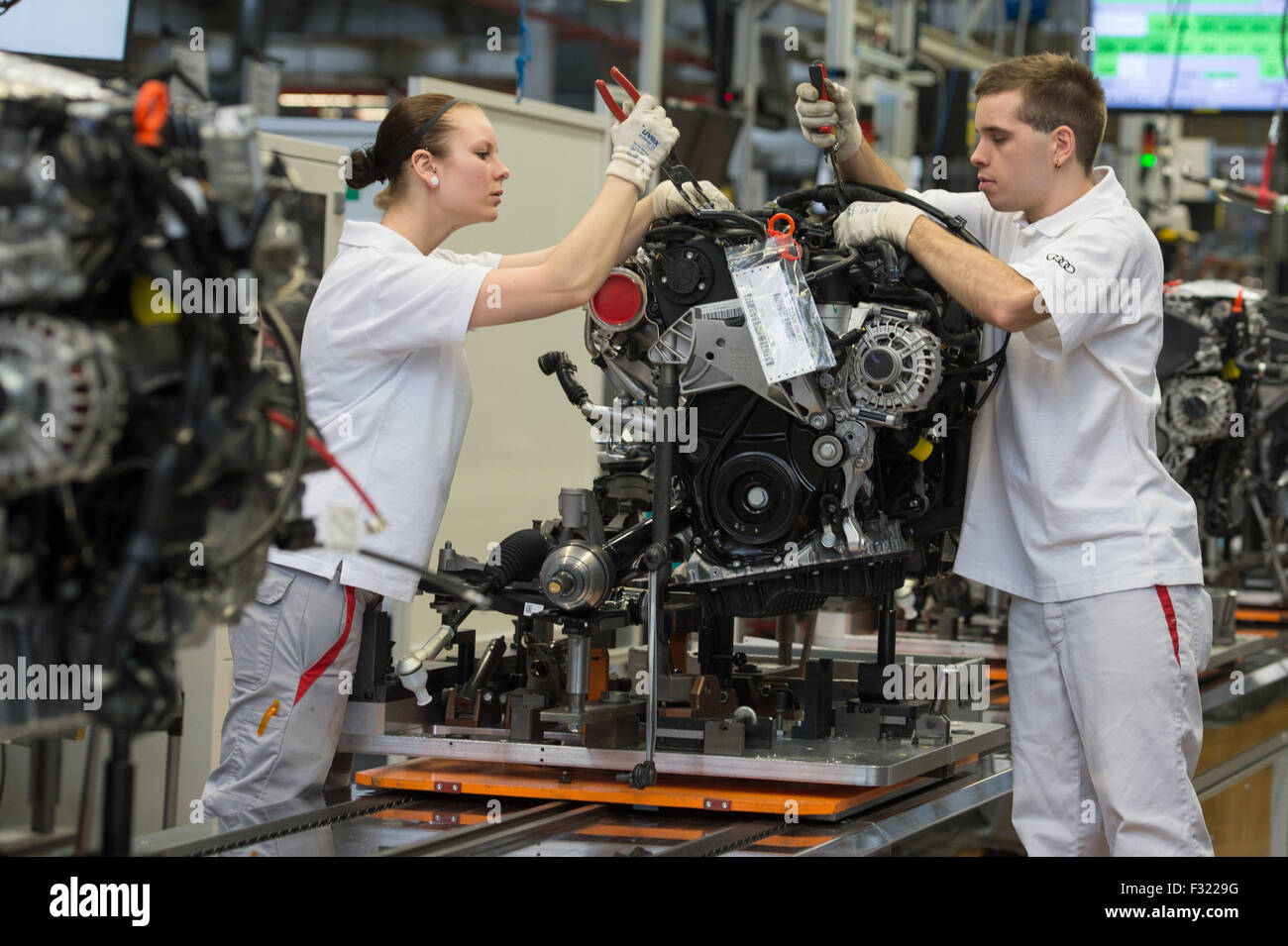 I dipendenti della fabbrica di Audi lavorare a un motore in linea di produzione a Ingolstadt, Germania, 11 marzo 2013. Foto: Armin Weigel Foto Stock