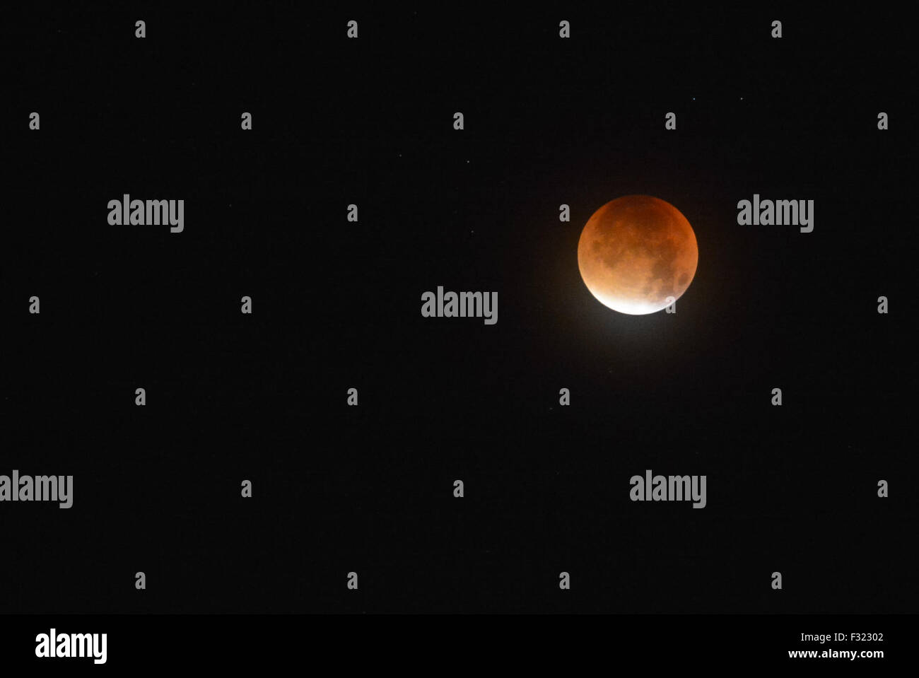 Stirlingshire, Scotland, Regno Unito. Il 28 settembre 2015. Durante l'eclisse lunare, la luna piena è stata attenuata a sufficienza per le stelle per essere visto. Credito: kayrtravel/Alamy Live News Foto Stock