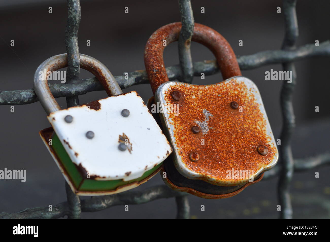 Colonia, Germania - 25 settembre 2015 - Serrature con messaggi di amanti sul ponte di Hohenzollern come un simbolo di amore eterno Foto Stock