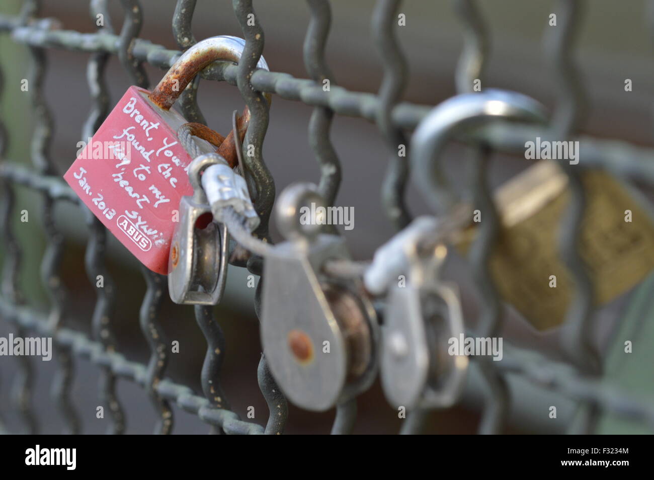 Colonia, Germania - 25 settembre 2015 - Serrature con messaggi di amanti sul ponte di Hohenzollern come un simbolo di amore eterno Foto Stock
