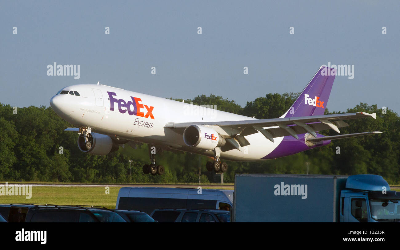 Un FedEx cargo aereo atterra sulla pista presso l'aeroporto di Stansted Foto Stock